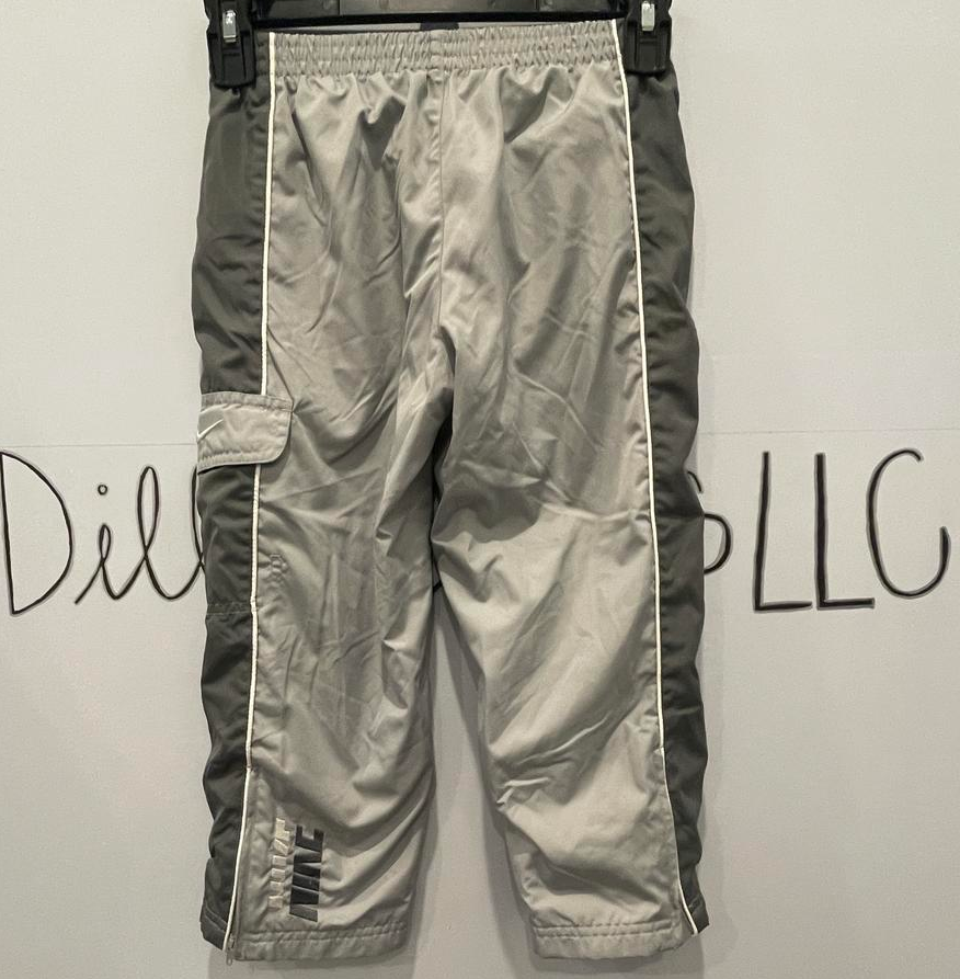 Nike Athletic Pants Little Boy's Size 4 Gray Black Stitched Logo Windpants - Very Good