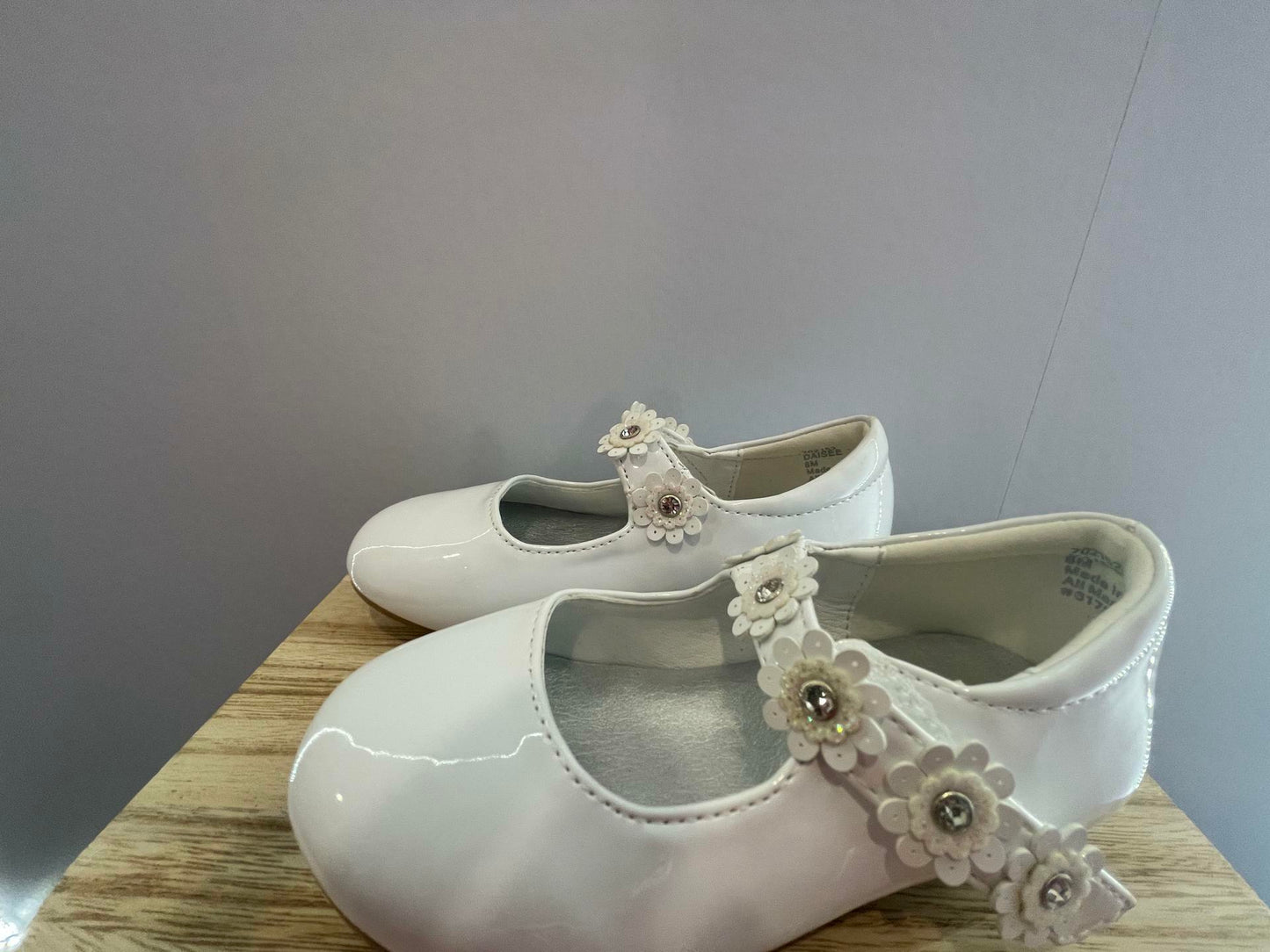 Cupcake Couture Girls Floral Strap Shoes WHITE Flowers- size 8M - Very Good