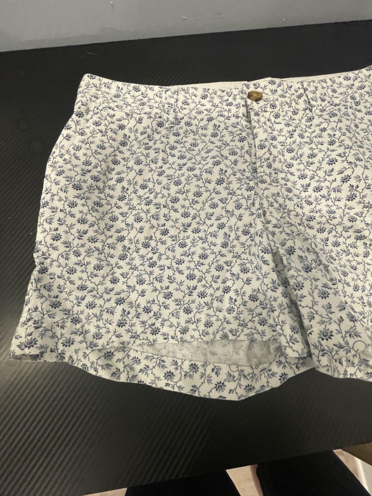 Old Navy Womens Shorts Size 4 White Blue Floral Belt Pockets Summer Shorts - Very Good